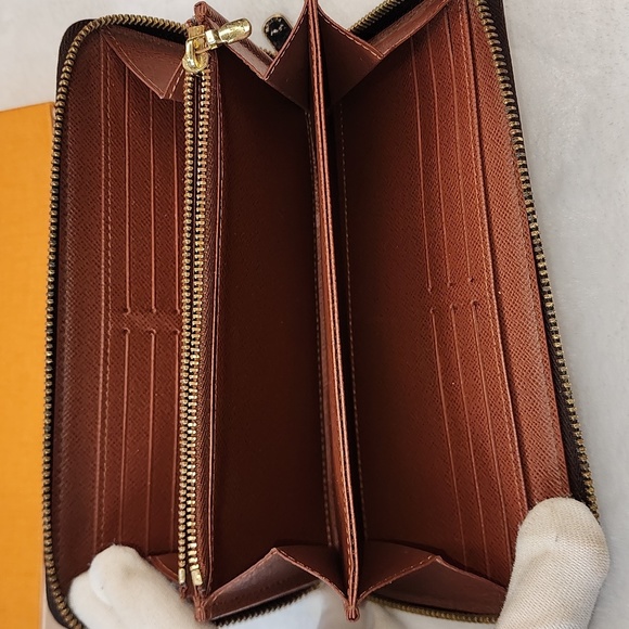 Authentic Louis Vuitton Zippy wallet - Picture 11 of 17